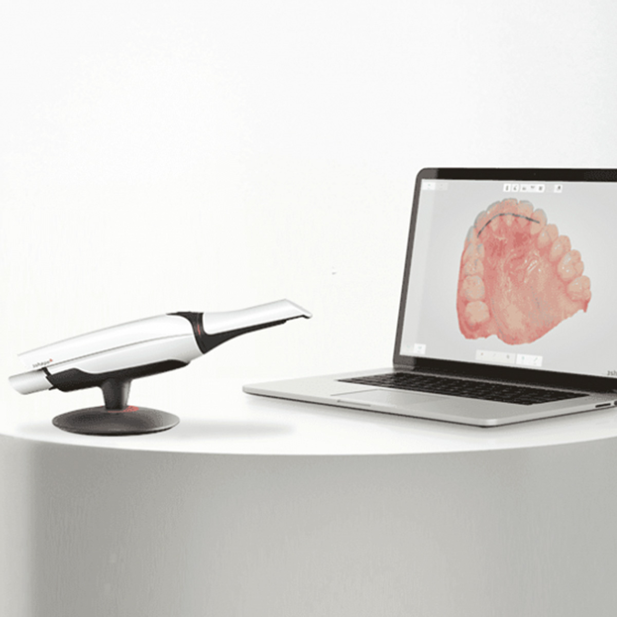 Ein Intraoralscanner und ein Laptop mit gescanntem Gebiss in der Zahnarztpraxis Pfau in Rottweil