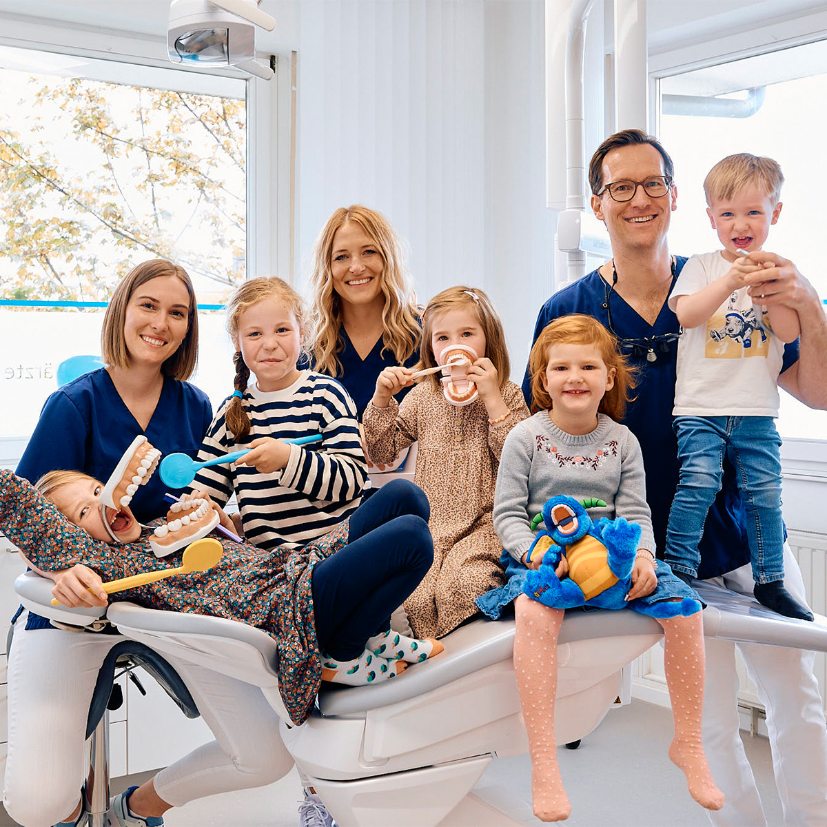 Kinderzahnheilkunde in der Zahnarztpraxis Pfau in Rottweil - Gruppenbild der Zahnärzte und Kindern