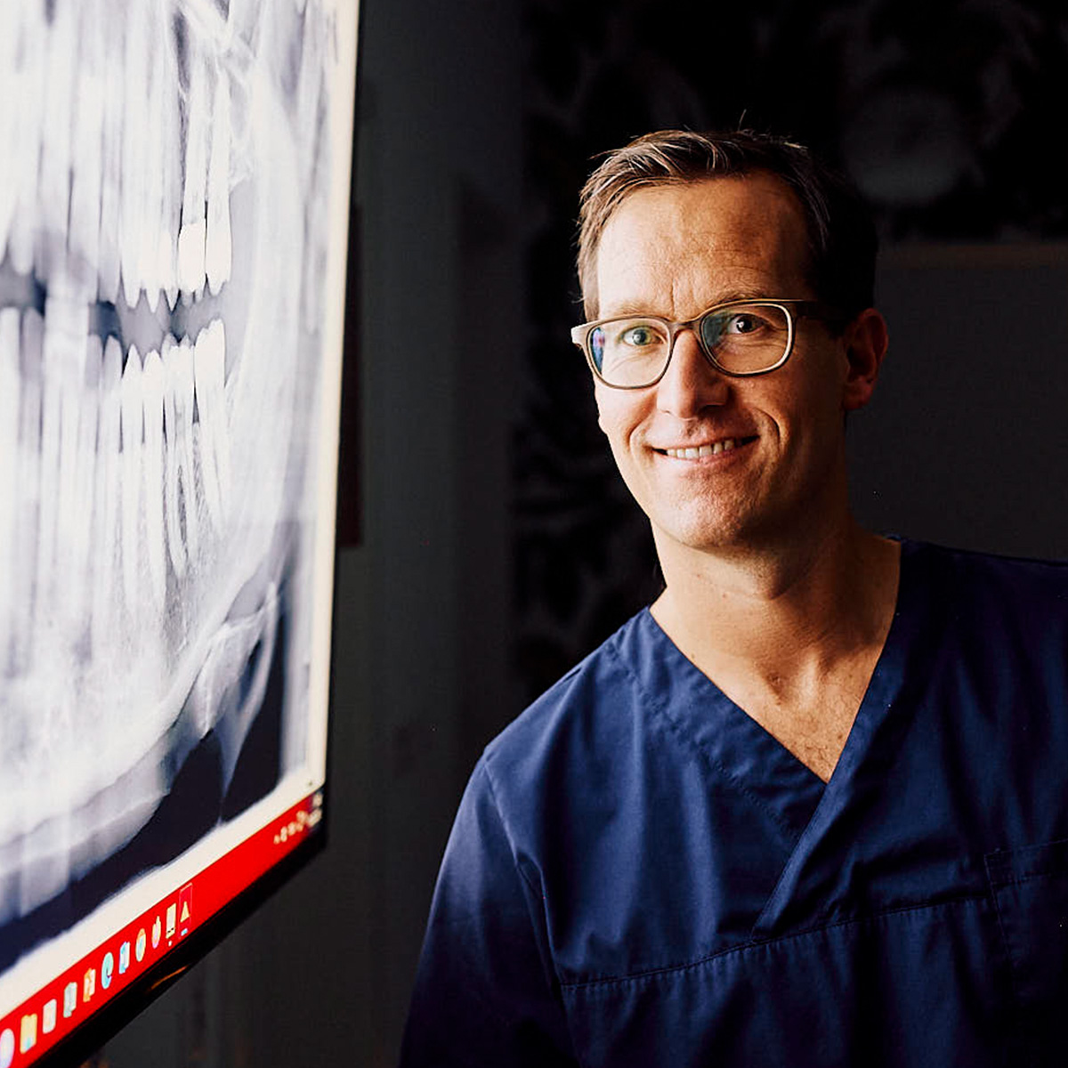 Dr. Christian Pfau vor einem Röntgenbild auf der Lichtscheibe in der Zahnarztpraxis Pfau in Rottweil