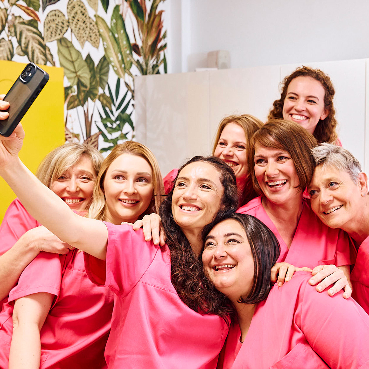 Die Frauen des Prophelaxeteams machen ein Gruppenselfie in der Zahnarztpraxis Pfau in Rottweil