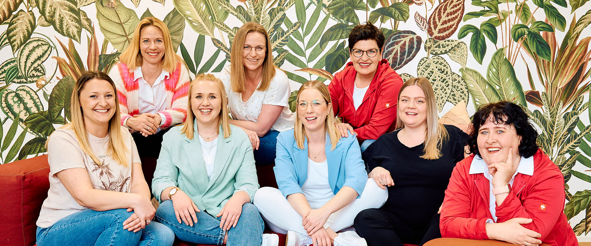 Zahnarztpraxis Pfau in Rottweil: Gruppenbild der ZFA der Veraltung zeigt acht lächelnde Frauen