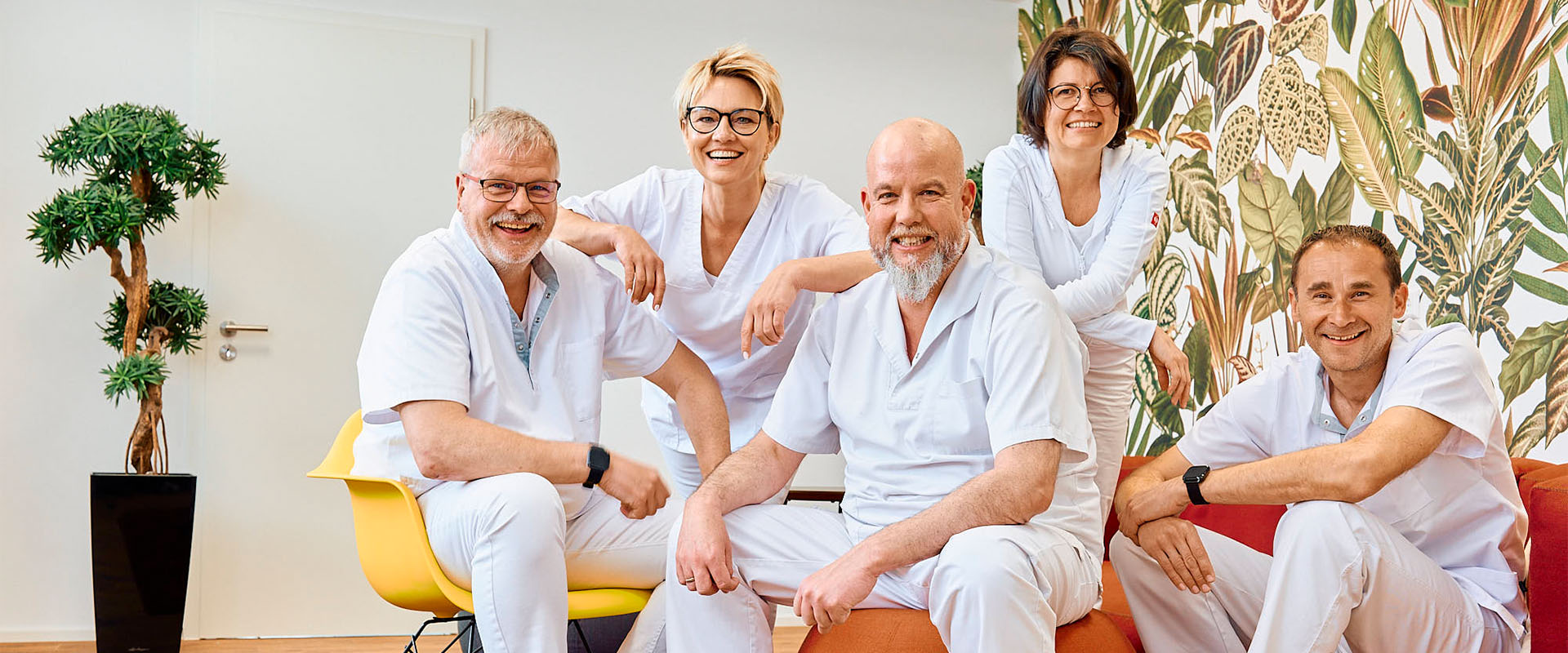 Zahnarztpraxis Pfau in Rottweil: Teambild der Zahntechniker, drei Männer und zwei Frauen in weißer Kleidung
